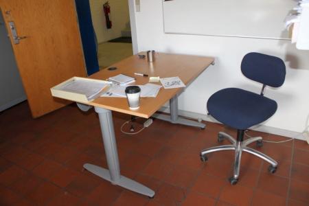 El hæve/sænke skrivebord + kontorstol + whiteboard 