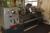 Drehmaschinen, Colchester Mascot 1600 Schlittenlänge 1500 mm Bohrung 78 mm inkl. Bücherregal mit verschiedenen Zubehör für die Drehmaschine.