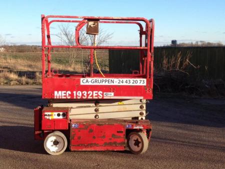 Scissor Lift, MEC 1932ES 7,8m. vintage 2006, Hours: 152.1 newly serviced in February 2016 Technical Stand 100% ok Wheel 80% ok Cosmetic appearance: bad painting Service Folder included the sale