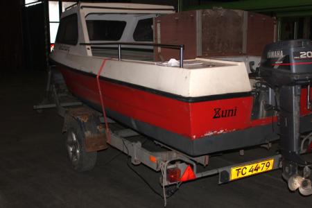 Motorboat, glasfiber with superstructure and tarpaulin, estimated about 14-15 feet with Yamaha outboard 20 hp. Stated that everything works and is in order, incl. Boat trailer