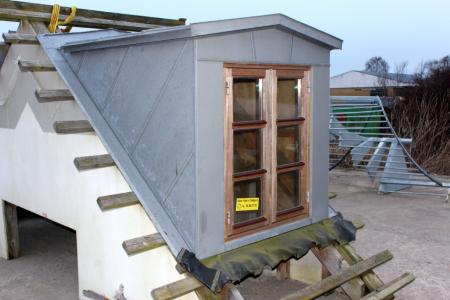 Dachgeschoss mit zinkbklædning und Fenster an der Seitenhöhe 145 cm Breite 134 cm geschätzt 45 Grad