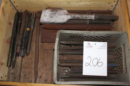 Pallet with chisels to decomposition hammer