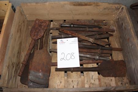 Pallet with chisels to decomposition hammer