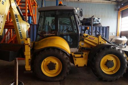 Trencher, mrk. New Holland, Vol. 2008 driven about 5400 hours, with 2 paddles + pallet fork