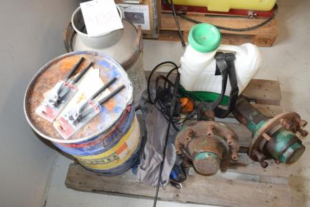 Grease, ca. 50 kg., Milk churn, spray tank to crosser or car, running on battery, pump and charger + fall protection, etc.