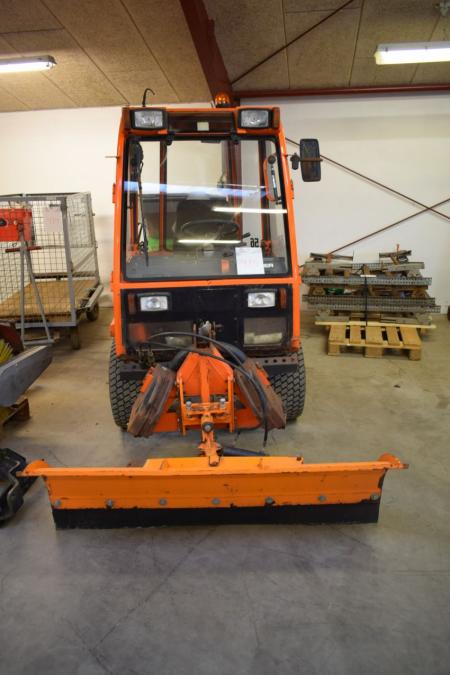 Articulated keeps C200 with salt spreader, snow plow and diet. Stand ok