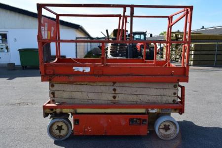 Self-propelled lift JLG Model 2646 - E3 max 2 people + 180 kg or 1 person + 260 kg - tiller handle and two wheels missing (condition unknown)