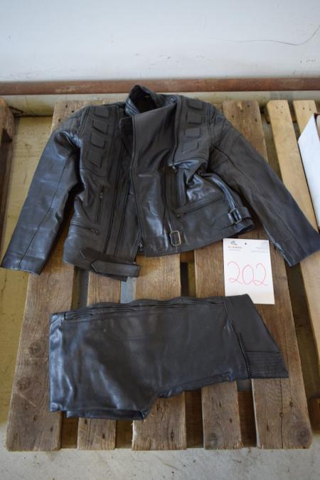 Unused MC-jacket and pants, jacket corresponds approximately to size. L, pants can be zipped onto the jacket back