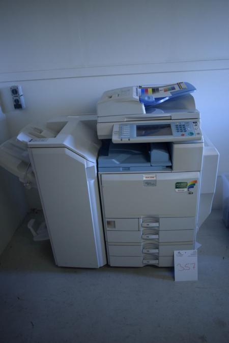 Kopimaskine, mrk. Ricoh MP C4500. Farvekopimaskine med 4 papirkassetter og brochure efterbehandler.