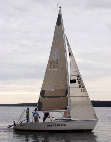Boat type Archi 808 Racing, year 1982 with 4 bunks data. Length 815 Width 335 Weight 1400 kg. Equipment: mainsail in kevlar, Fok in kevlar, Genoar in kevlar Spinnaker and pole mooring and fender Div instruments. Without the engine, but with brackets.