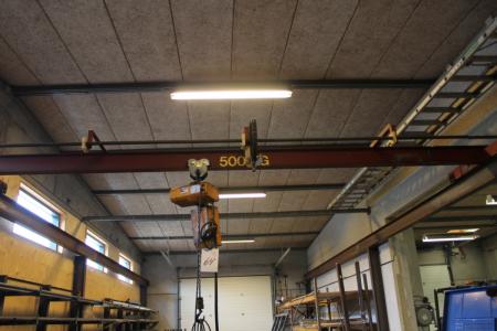 Overhead Crane with electric hoist max 500 kg 1992 vintage spans approximately 4.5 meters incl. Ca 18 meter rails to be dismantled