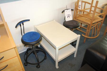 2 Stück Stühle auf Rädern, Genito + kleine Rolltisch