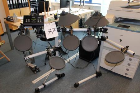 Elektronisk trommesæt, Yamaha DTX Drum med forstærker, pedaler og stol 