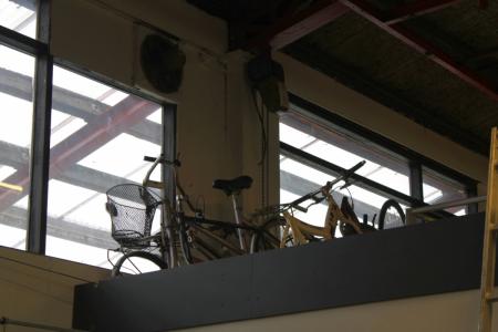 Diverse adskilte cykler på loft + div cykeldele 