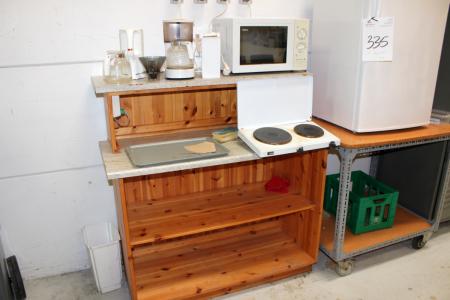 Køleskab + kaffemaskine + kogeplade + reol + bord 