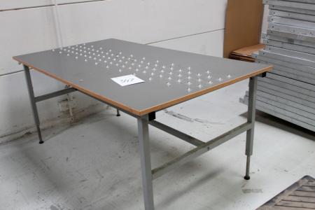 Assembly bench with roller balls