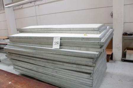 Pallet with sound absorbing panels