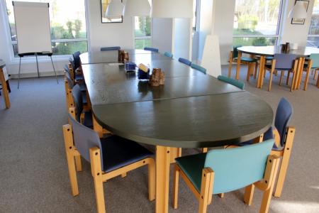 Bord med 14 stole, bord består af 2 halvrunde sektioner + 6 firkantede sektioner 