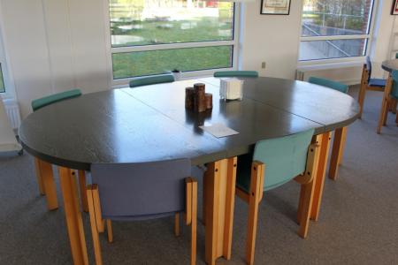 Ovalt bord med 6 stole