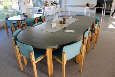 Bord med 10 stole, bord består af 2 halvrunde borde + 4 firkantede sektioner