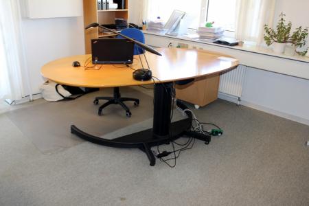 El sit / stand desk with bow