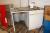 Die Küche mit Spüle und 2 Kochplatten, Zustand unbekannt