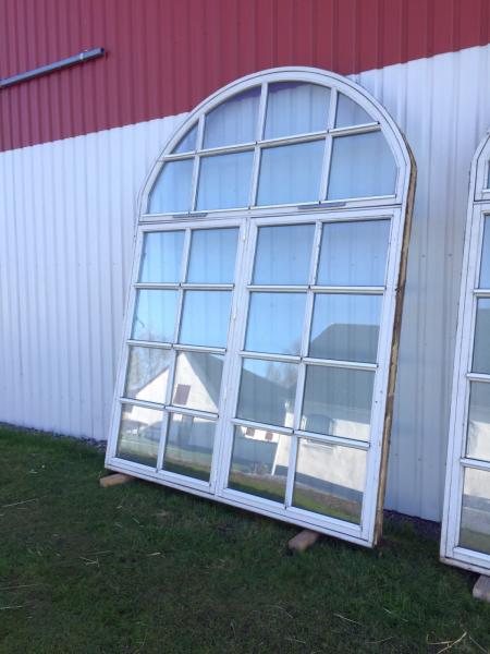 2 pcs. curved trævinduespartier in bondhusstil. Painted white and with insulated glass and aluminum bottom pieces in all the windows. The tree is fresh throughout. A door can be opened in one window section. Height; 294 cm, width; 218 cm.