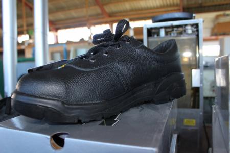3 pairs of safety shoes, Steelite str. 47, NEW