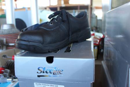 2 pairs of safety shoes, Steelite str. 47