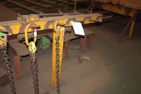 Lifting equipment stand with double chain hoist. Max. 7500 kg