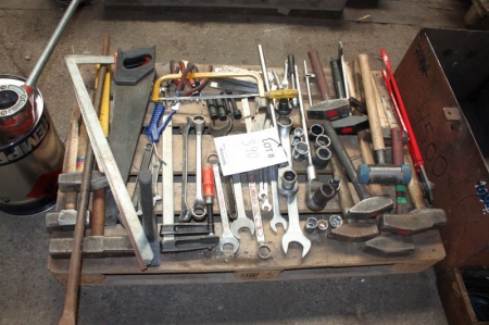 Rørgevindskærer + palle med diverse håndværktøj + metalkasse med håndværktøj