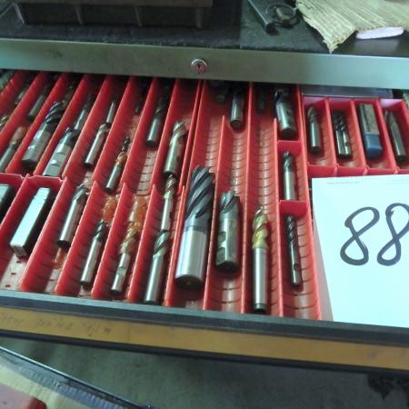 Box w ith 10 drawers, milling cutters, drills, tool holders, plates, bolts mm.