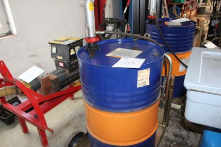 Barrel trolley with 200 liter barrel with pump with digital counter, content of Statoil TransWay DX 2