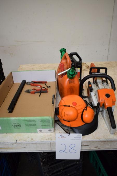 Chainsaw, mrk. Stihl, m. Various gasoline / oil jugs