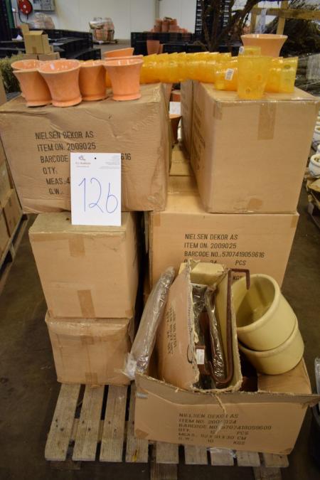 Palle m. diverse urtepotter i keramik og plast, ophæng til altankasser