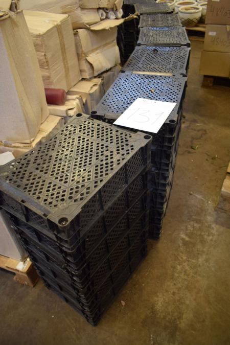 Plastkasser i alt 84 stk. B 30 x L 40 x H 10 cm