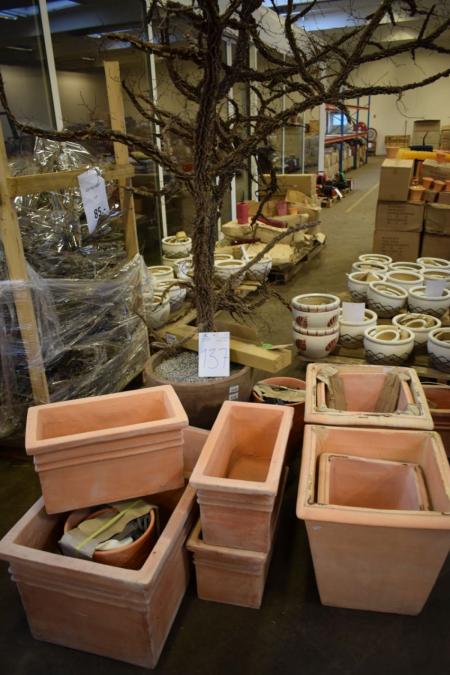 Miscellaneous terracotta garden pots, ca. 19 pcs., Engineered wood and cage with content