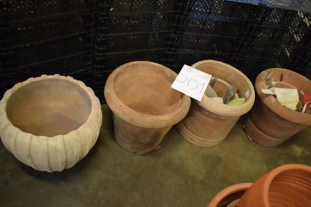 Terracotta garden pots, a total of 7 units.