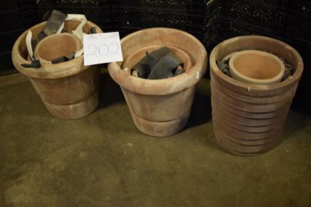 Terracotta garden pots, a total of 8 pieces.