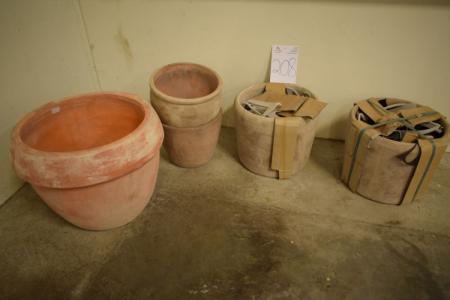 Terracotta garden pots, a total of 7 units.