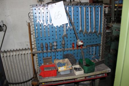 Værktøjsvogn med indhold af diverse håndværktøj m.v.