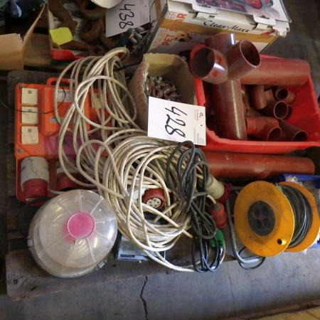 Pallet with building switchboard wiring, lamp, cable roll, støbejernsfittings, hanger
