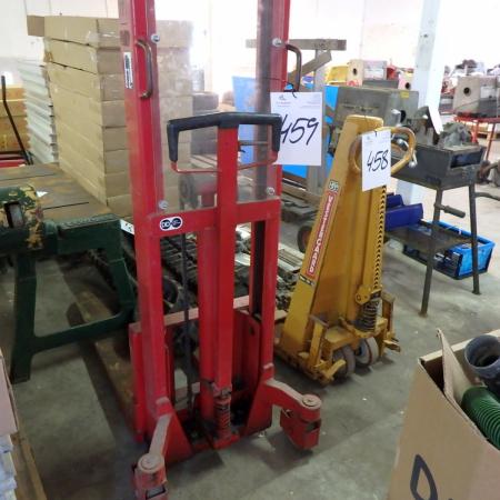 Stacker 500 kg. Lifting height 152 cm.