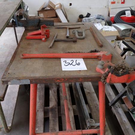 Tabelle mit Schraubstock und Werkzeug Schlag