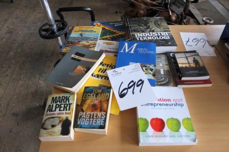 Various study books to technology and markedsførring