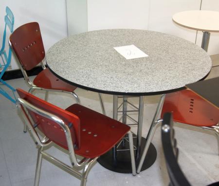 Rundt bord Ø: 100 cm H: 75 cm + 3 stk vinrøde stole i træ og med stålben. (Små ridser) .