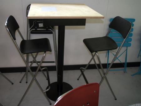 Cafebord. Ubehandlet træplade ( 65 x 65 cm) og metalben h: 115 cm. + 3 stk Ikea barstole med træ sæde og ryg.