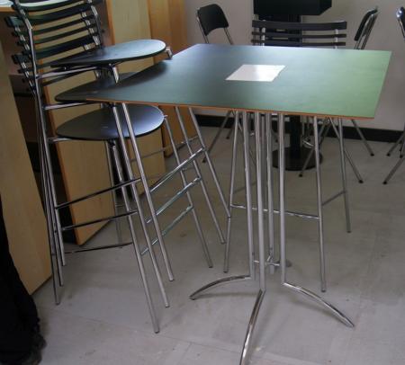 Cafe table 80x80 cm. Bordpolade in black. H: 103 cm. + 4 pcs. bar stools, Brand: Radius 2006. Stools are with steel legs and black wooden seat.