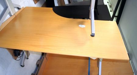 Increase / decrease desk with beech plate. B: 180 cm D: 120/80 cm. (Used as a work therefore worn). (Untested).