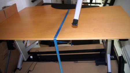Hæve/sænke skrivebord med bøgeplade. B: 180 cm D: 120/80 cm. (Lettere slidtage). (Ikke afprøvet).